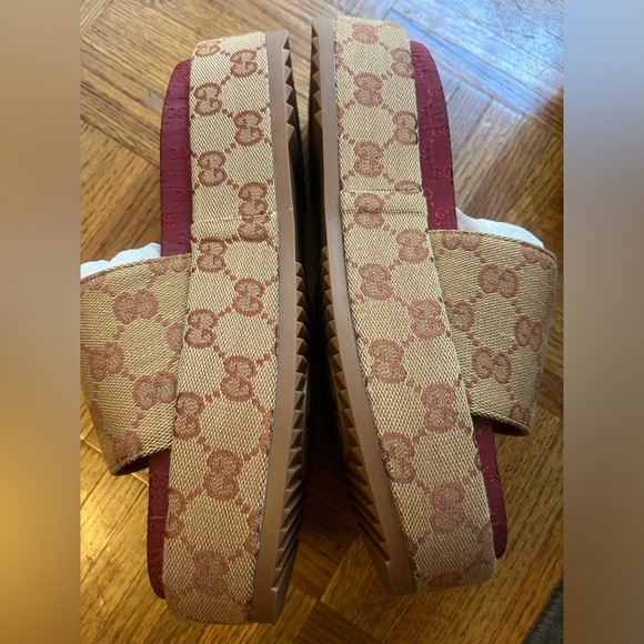 GUCCI Suede Wedges. Size 38 / 8 - Picture 3 of 4